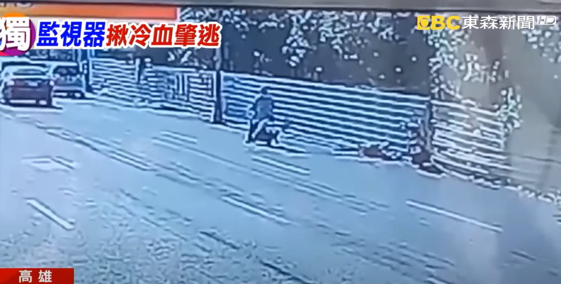 紅衣嬤騎單車遭撞飛重摔一度病危　女騎士「冷看幾眼」竟慢慢滑走。（圖／東森新聞）