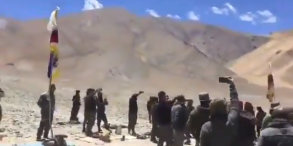 ▲▼印軍在中印邊界揮舞雪山獅子旗慶祝。（圖／翻攝自sorig ladakhspa twitter）