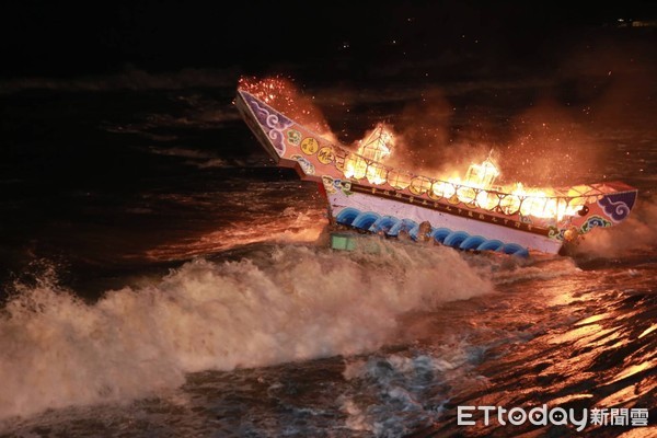 ▲ 基隆中元祭深夜施放水燈 首用大吊車王船吊下海...民眾高喊「發喔！」。（圖／基隆市政府提供）