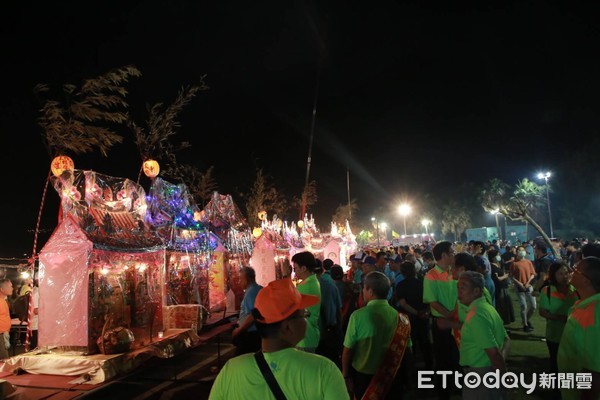 ▲ 基隆中元祭深夜施放水燈 首用大吊車王船吊下海...民眾高喊「發喔！」。（圖／基隆市政府提供）