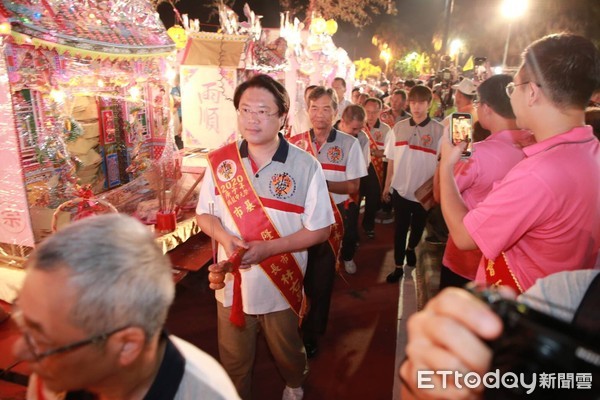 ▲ 基隆中元祭深夜施放水燈 首用大吊車王船吊下海...民眾高喊「發喔！」。（圖／基隆市政府提供）