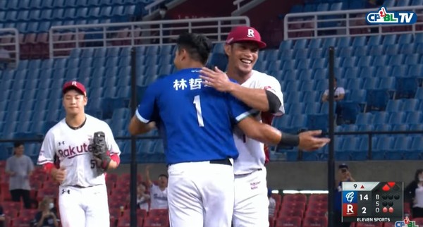 ▲陽耀勳與林哲瑄擁抱。（圖／翻攝自CPBLTV）