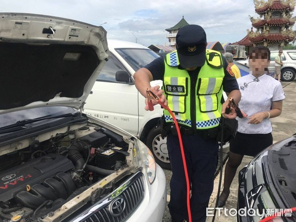 ▲台南市善化警分局潭頂派出所警員陳俊良，協助王女「救車」，解決燃眉之急，王女對於員警「即刻救援」十分感謝。（圖／記者林悅翻攝，下同）