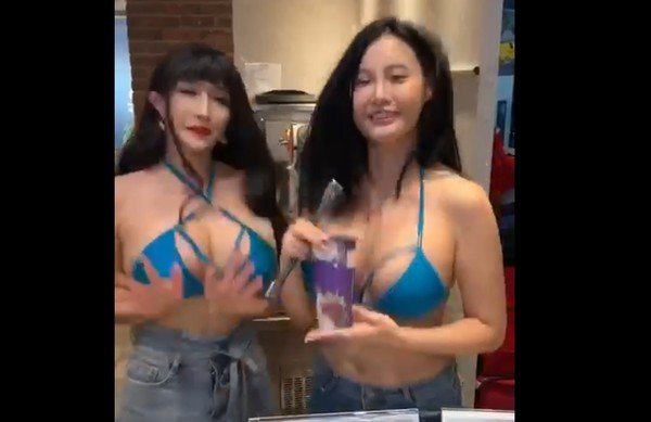 ▲▼北市錦州街1家飲料開幕，找來多名豪乳比基尼辣妹助陣甩奶，成功製造話題。（圖／民眾提供）