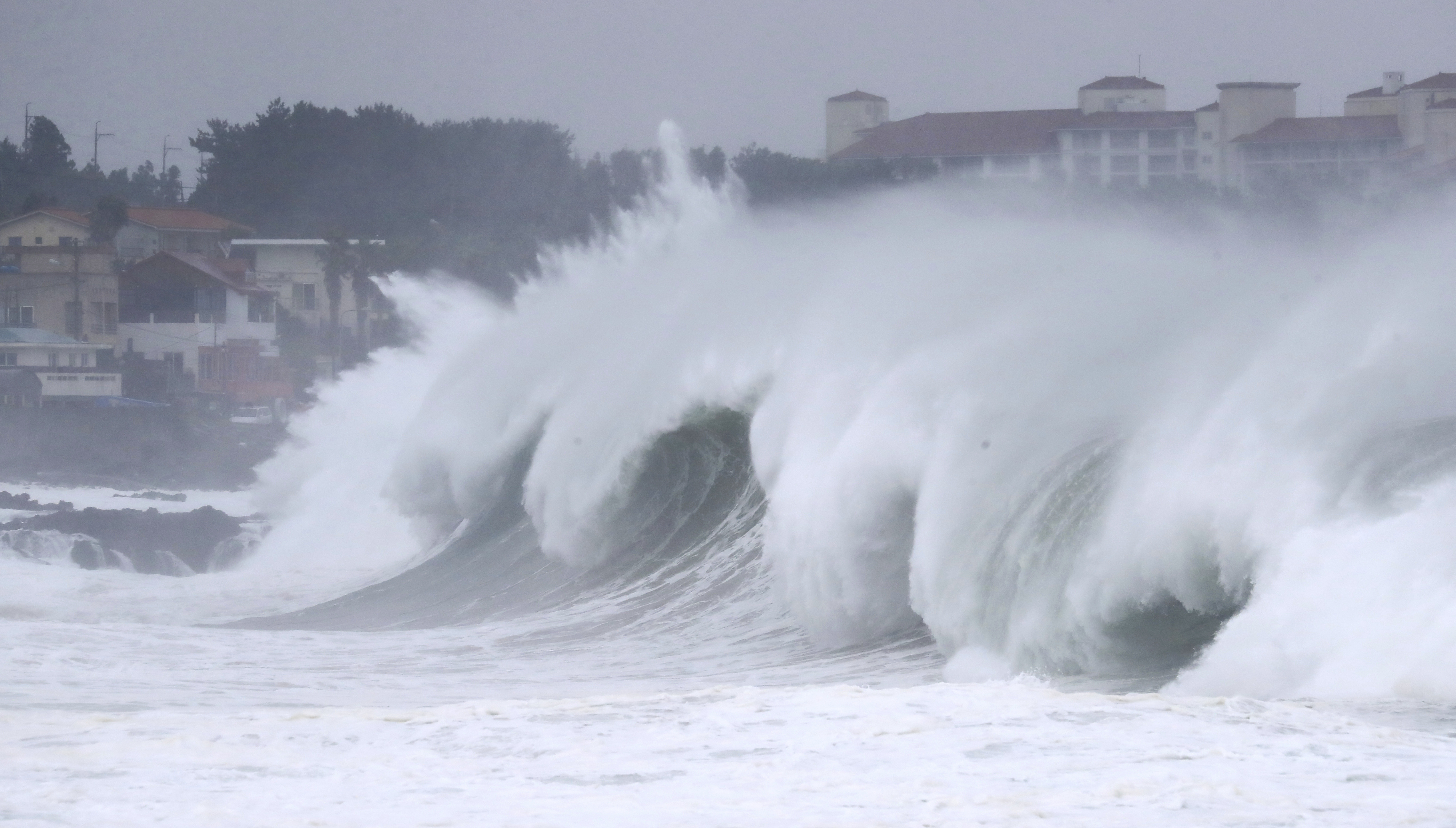 ▲▼颱風梅莎侵襲，南韓沿岸已掀起巨浪。（圖／達志影像）