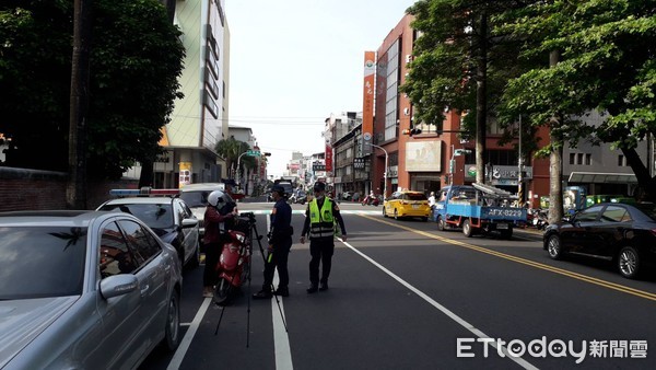 ▲屏東縣政府警局路口交通大執法，強力取締「車不讓人」違規情事             。（圖／記者陳崑福翻攝）