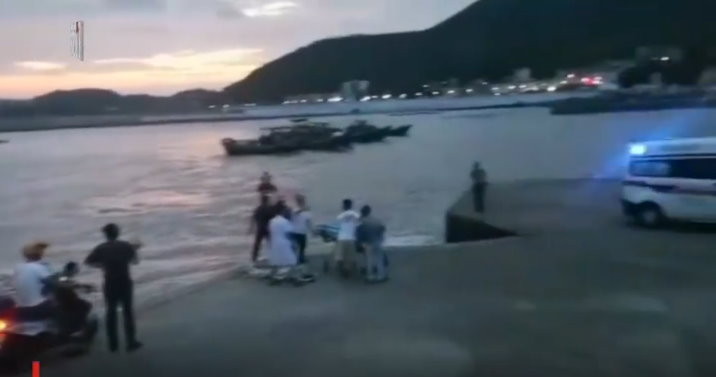 海邊拍婚紗照4人遭大浪捲走　「新郎緊抱新娘」仍釀2死、1失聯。（圖／翻攝《新京報我們視頻》）
