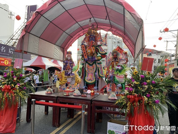 ▲雲林縣虎尾中元祭「街仔普」有70餘年歷史活動，今天熱鬧登場，街道全部成為普渡場。（圖／記者蔡佩旻攝）