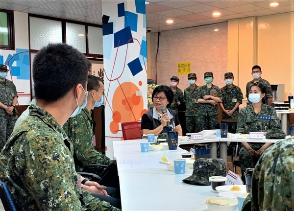 ▲湯蕙禎期勉役男們把握軍旅生活經驗。（圖／湯蕙禎服務處提供）