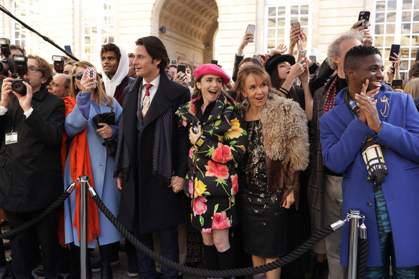 ▲▼莉莉柯林斯主演愛情喜劇《艾蜜莉在巴黎》。（圖／Netflix提供）