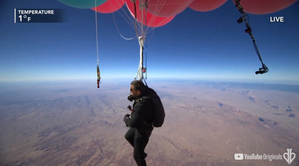 ▲▼美國魔術師僅憑藉著抓氣球，飛上7400多公尺高空。（圖／翻攝自David Blaine Ascension YouTube）