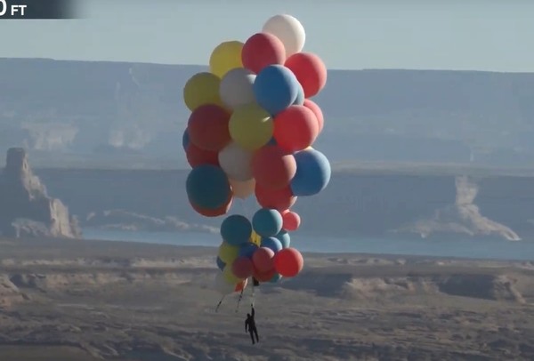 ▲▼美國魔術師僅憑藉著抓氣球，飛上7400多公尺高空。（圖／翻攝自David Blaine Ascension YouTube）