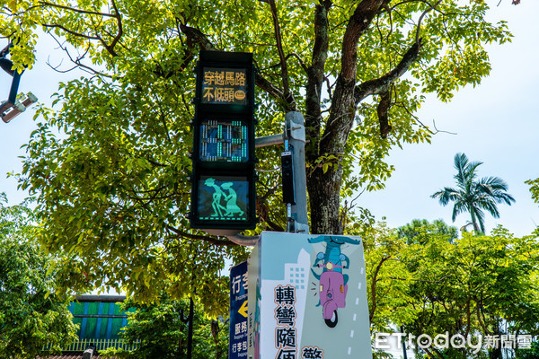 ▲▼宜蘭火車站「小綠人」唱「毋通毋通...」新歌，行人過馬路變得有趣味。（圖／記者游芳男翻攝，下同）