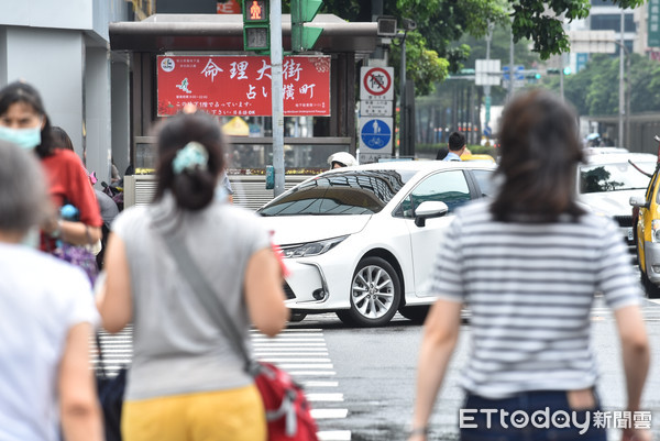 ▲▼為維護路口安全及行人路權,交通部與內政部警政署攜手啟動全國「路口安全大執法」,針對「汽機車不停讓行人」等五大重點項目進行取締,交通安全,行人,路人,行人穿越道,交通違規,過馬路,斑馬線,交通大執法。（圖／記者李毓康攝）