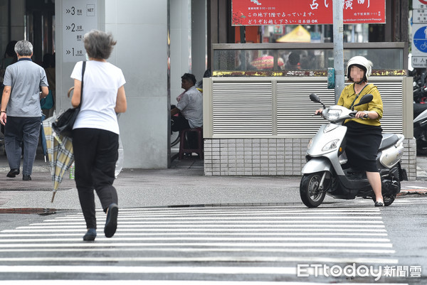 ▲▼為維護路口安全及行人路權,交通部與內政部警政署攜手啟動全國「路口安全大執法」,針對「汽機車不停讓行人」等五大重點項目進行取締,交通安全,行人,路人,行人穿越道,交通違規,過馬路,斑馬線,交通大執法,行人地獄,禮讓行人。（圖／記者李毓康攝）