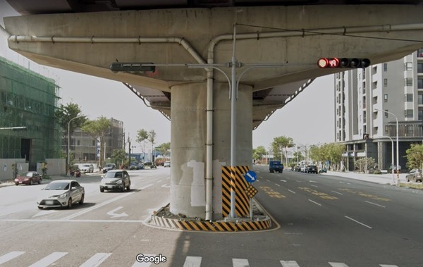 ▲▼西濱快速道路清水段橋下路段，紅綠燈只看得到綠燈。（圖／翻攝Google Map）