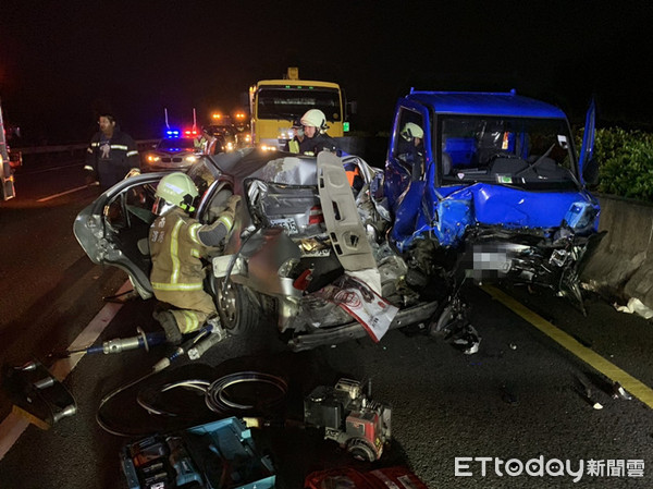 ▲國道一號新營段，2日深夜發生轎車與貨車的嚴重追撞車禍，造成2死1傷。（圖／林悅翻攝，下同）