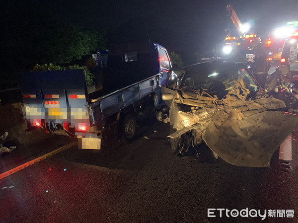 ▲國道一號新營段，2日深夜發生轎車與貨車的嚴重追撞車禍，造成2死1傷。（圖／林悅翻攝，下同）