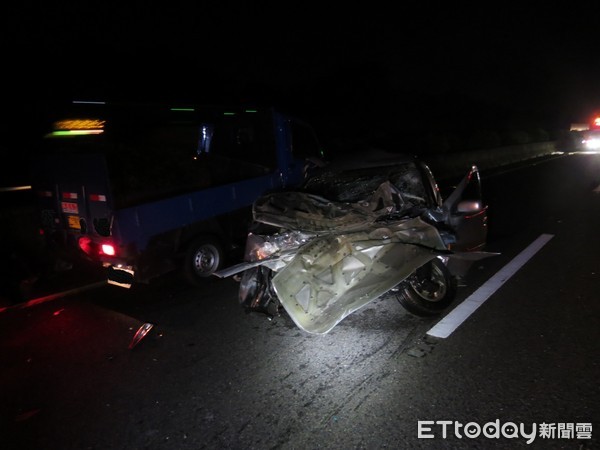 ▲國道一號新營段，2日深夜發生轎車與貨車的嚴重追撞車禍，造成2死1傷。（圖／林悅翻攝，下同）