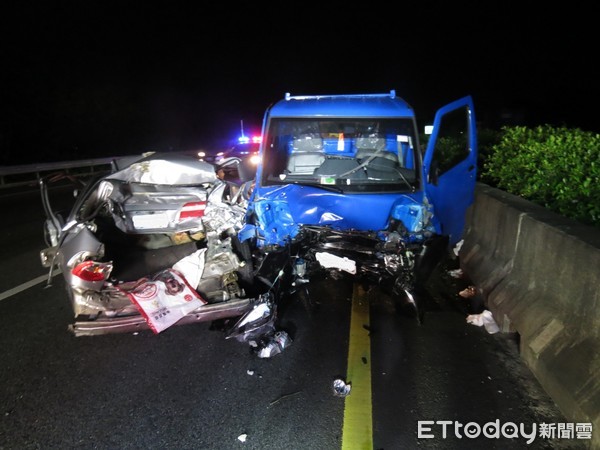 ▲國道一號新營段，2日深夜發生轎車與貨車的嚴重追撞車禍，造成2死1傷。（圖／林悅翻攝，下同）