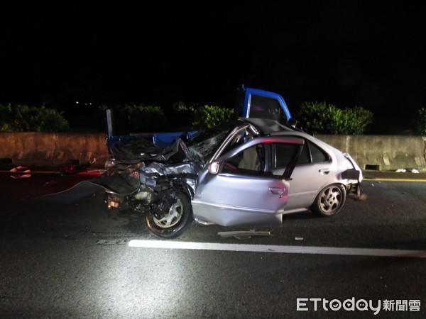 ▲國道一號新營段，2日深夜發生轎車與貨車的嚴重追撞車禍，造成2死1傷。（圖／林悅翻攝，下同）