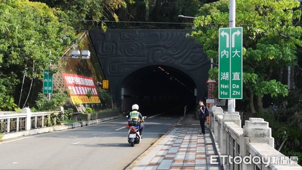 ▲台北市自強隧道冒出濃煙。（圖／記者黃彥傑攝）