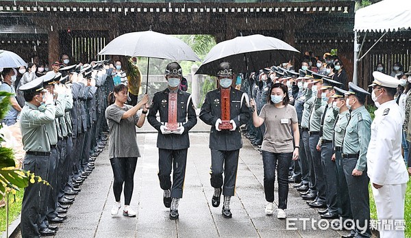 ▲桃園市秋祭致敬國軍陣亡將士典禮上，儀隊在大雨中護送簡任專中校、韓正宏總士官督導長牌位入祀忠烈祠。（圖／記者沈繼昌翻攝）