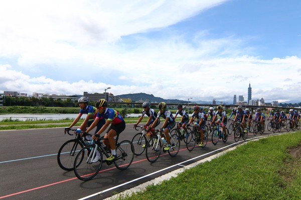 ▲▼北市體育局在觀山河濱公園打造全市首座自由車公路賽練習場。（圖／北市體育局提供）