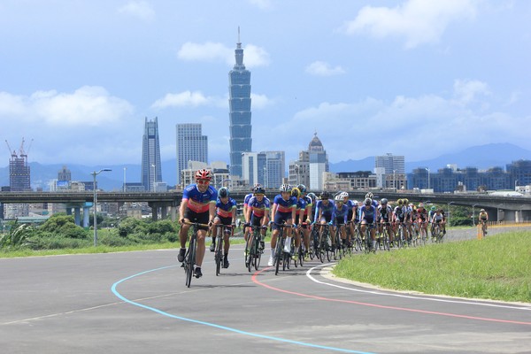 ▲北市體育局在觀山河濱公園打造全市首座自由車公路賽練習場。（圖／北市體育局提供）