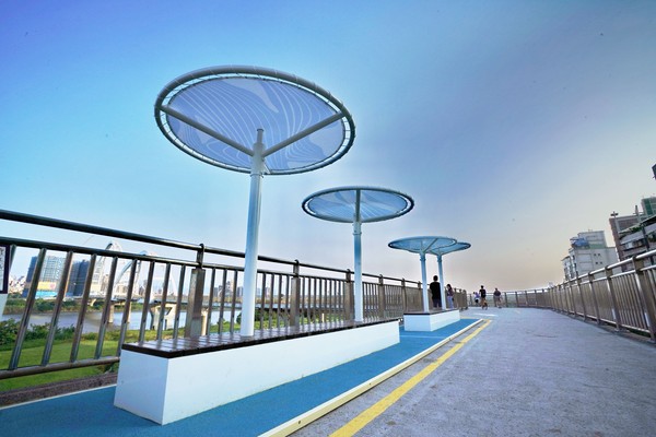 ▲新月橋新莊端200公尺平台上，增設了以雲朵為意象的公共藝術設施。（圖／高管處提供）