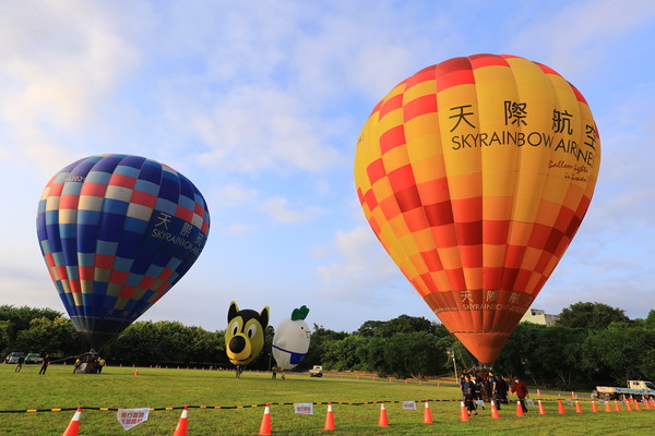 ▲▼中台灣首次熱氣球在石岡升空，盧秀燕搭乘初體驗，直呼山城好漂亮。（圖／台中市政府提供）