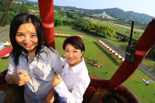 ▲▼中台灣首次熱氣球在石岡升空，盧秀燕搭乘初體驗，直呼山城好漂亮。（圖／台中市政府提供）