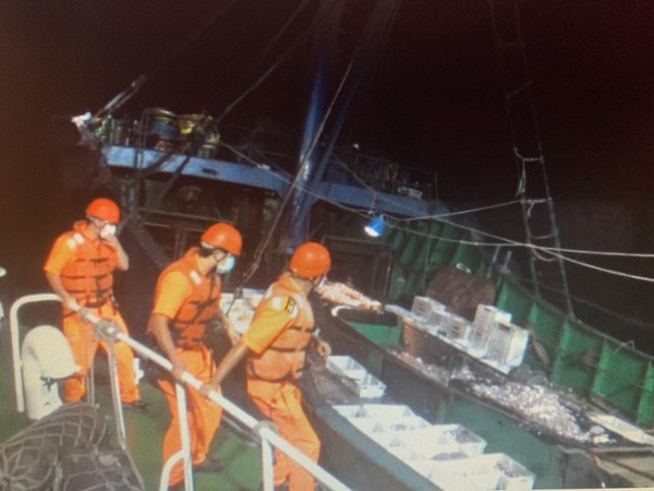 ▲▼台中海巡隊在苗栗通宵外海，查獲大陸漁船越界非法捕撈，押回11人。（圖／台中海巡隊提供）