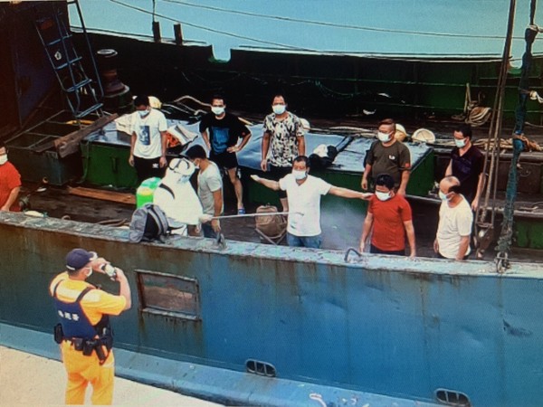 ▲▼台中海巡隊在苗栗通宵外海，查獲大陸漁船越界非法捕撈，押回11人。（圖／台中海巡隊提供）
