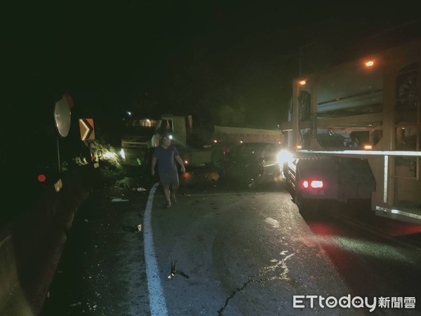 ▲▼陳姓在逃通緝犯開車逆向撞上對向砂石車，被送醫就治但也自投羅網。（圖／記者游芳男翻攝，下同）