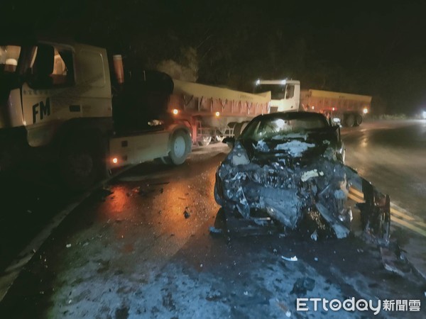 ▲▼陳姓在逃通緝犯開車逆向撞上對向砂石車，被送醫就治但也自投羅網。（圖／記者游芳男翻攝，下同）