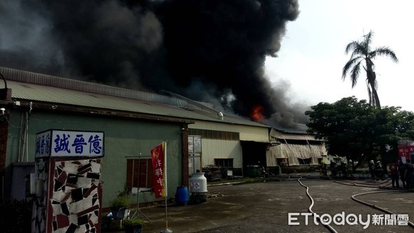 ▲高雄市岡山區一家橡膠工廠4日發生火警。（圖／記者黃子倩翻攝）