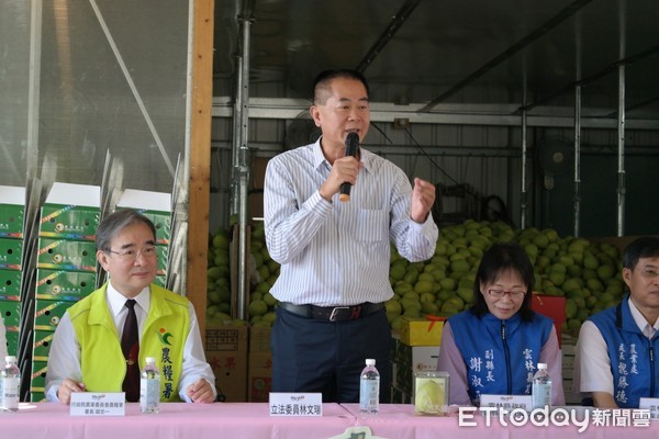 ▲雲林縣府積極推動雲林良品品牌，透過審核機制海納雲林在地優質的農特產品，目前有 14 位文旦果農通過審核，今日座談會上一併授與雲林良品證書。（圖／記者蔡佩旻攝）