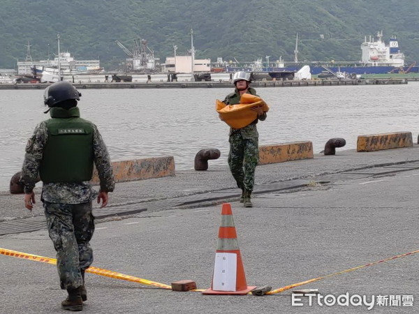 ▲▼軍方未爆彈小組人員將宜蘭南方澳漁港的未爆彈帶回鑑定處理。（圖／記者游芳男翻攝，下同）