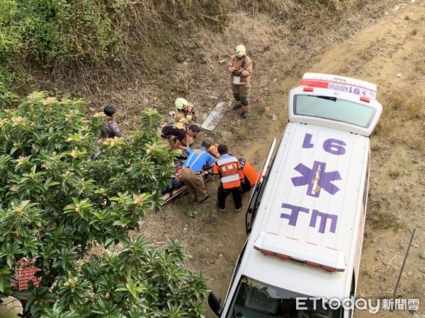 ▲台南市消防人員架梯下邊坡，將林姓機車騎士搬運上來送醫救治。（圖／記者林悅翻攝，下同）