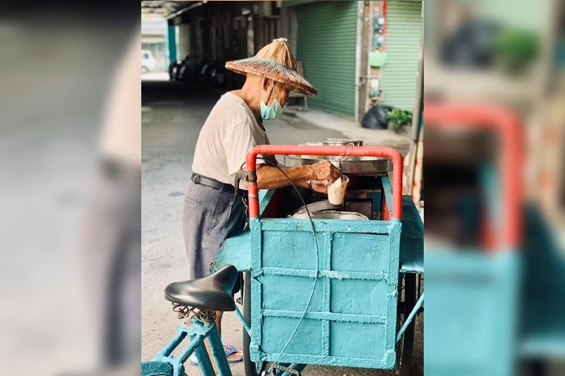 ▲▼豆花伯一杯賣20，被客人嫌貴。（圖／翻攝「台南爆料公社」）