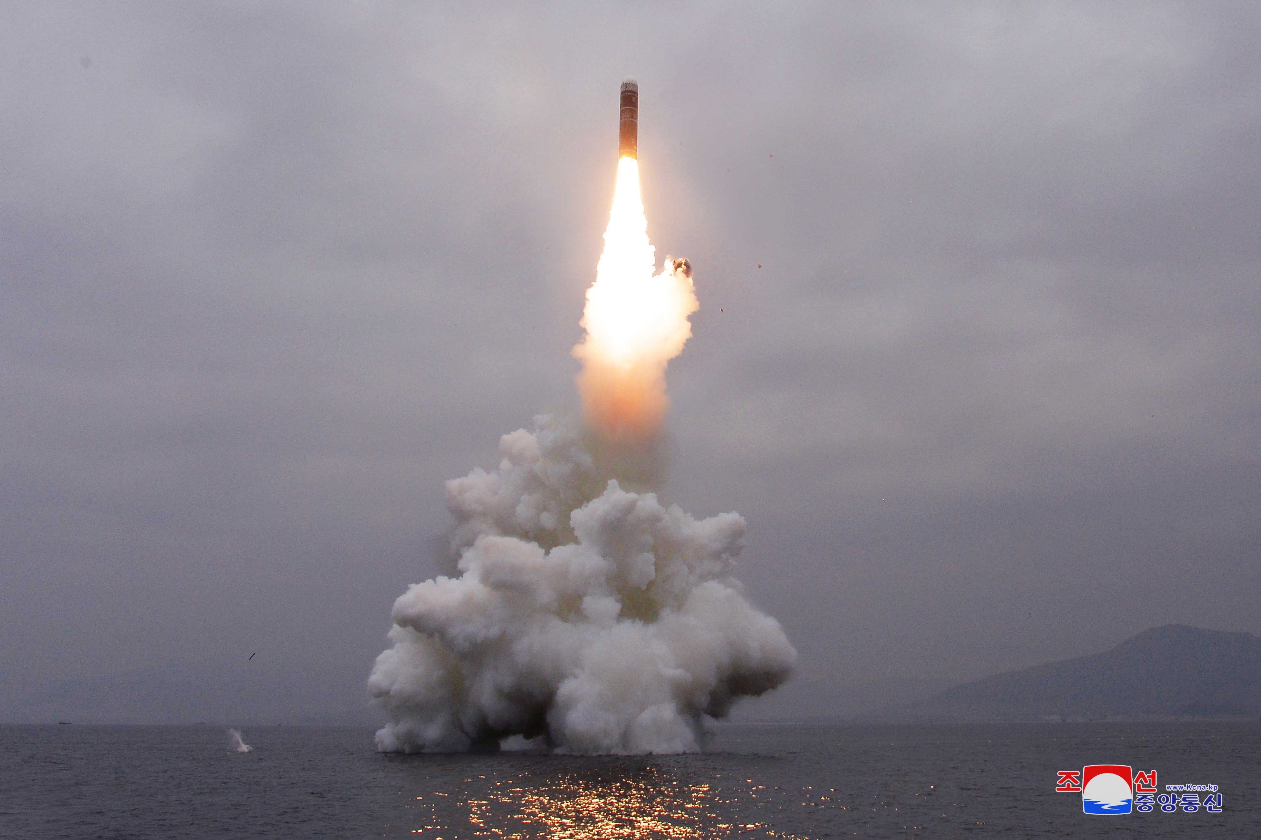 ▲▼北韓去年10月試射北極星3型潛射彈道飛彈。（圖／達志影像）