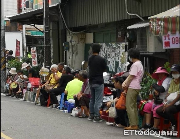 ▲不二坊宣布９日起暫停販售店家門前開始聚集代購排隊人潮。（圖／記者唐詠絮攝）