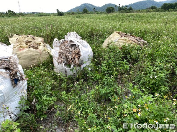 ▲▼宜蘭環保局查獲不肖業者在冬山鄉偏遠農地亂倒太空包事業廢棄物。（圖／記者游芳男翻攝，下同）