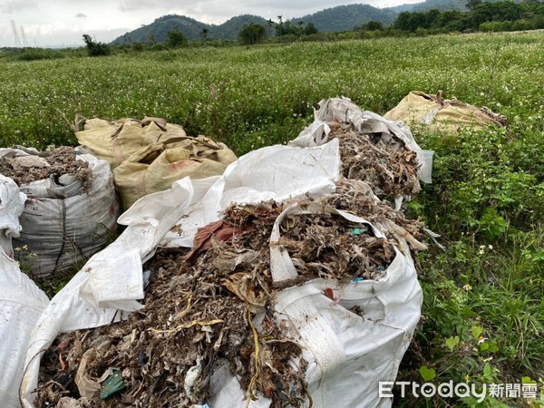 ▲▼宜蘭環保局查獲不肖業者在冬山鄉偏遠農地亂倒太空包事業廢棄物。（圖／記者游芳男翻攝，下同）