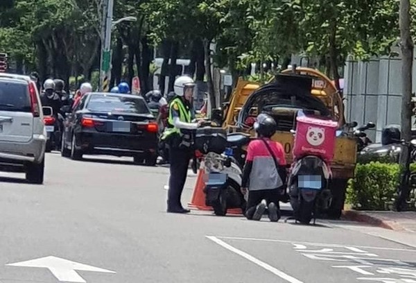 女警建國花市抓違規！男熊貓「直接跪了」狂求饒（圖／翻攝爆廢公社二館）