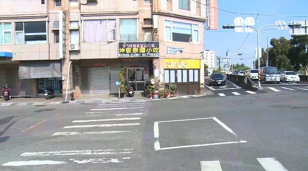 警走斑馬線！駕駛右轉遭開單控「假路人真釣魚」　所長：他未禮讓。（圖／東森新聞）