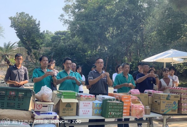 ▲滿滿牧草與蔬果！新竹動物園虔誠祭拜「天上動物」：永遠是家人。（圖／新竹市立動物園 Hsinchu Zoo臉書提供。）