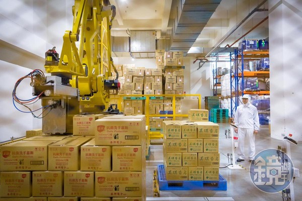 武漢肺炎疫情帶旺美琪生技產品銷售量，倉庫內的機器手臂忙著掃描條碼、自動分類疊貨。