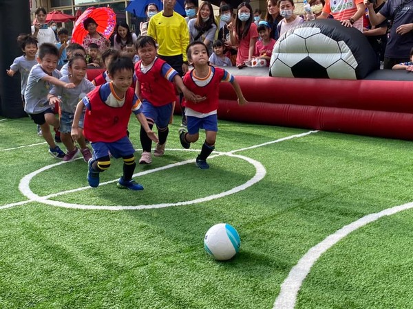 ▲▼  桃園市幼兒足球賽連兩日開賽　31隊報名熱烈、500多位家長參與           。（圖／桃園市體育局）